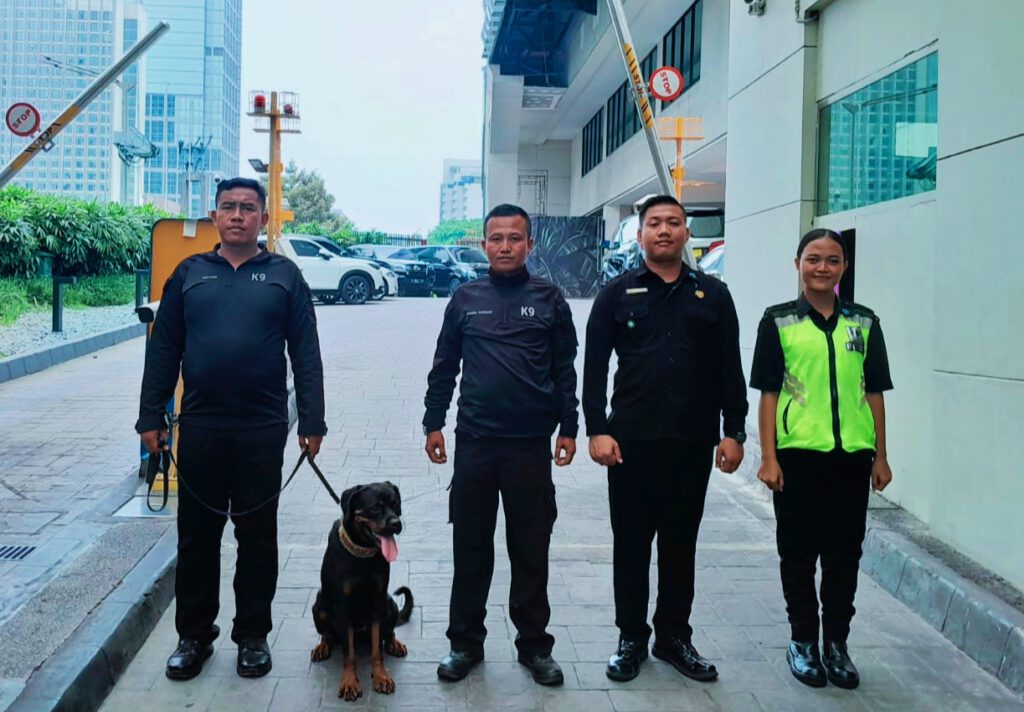 Skuad keamanan dengan anjing K9 siap di stadion/exhibition hall.