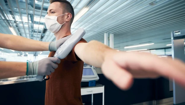 Petugas keamanan sekolah memeriksa ID tamu