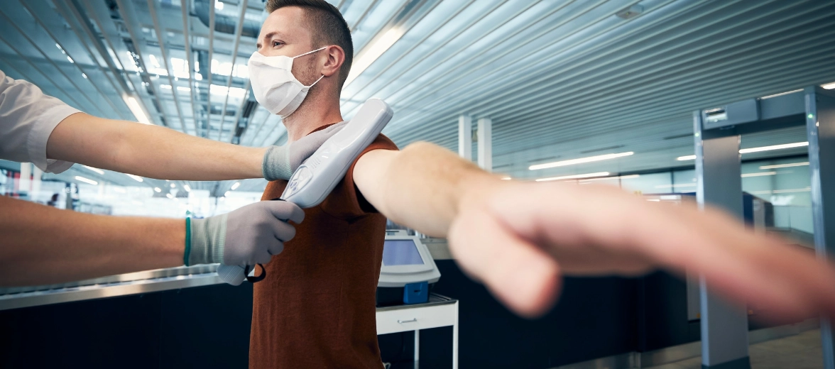 Petugas keamanan sekolah memeriksa ID tamu