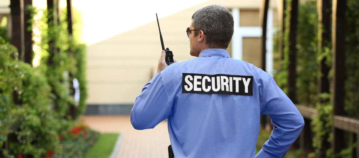 Security sedang berpatroli menjaga keamanan rumah sakit