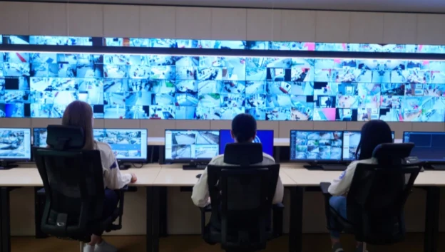 security memantau cctv untuk menjaga keamanan kantor