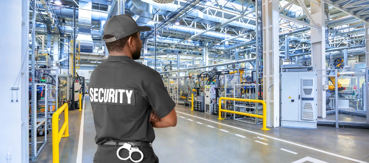 security memantau sistem keamanan pabrik