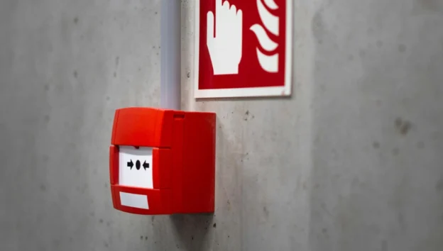 Masih Bingung Membedakan Detektor Asap dan Panas?