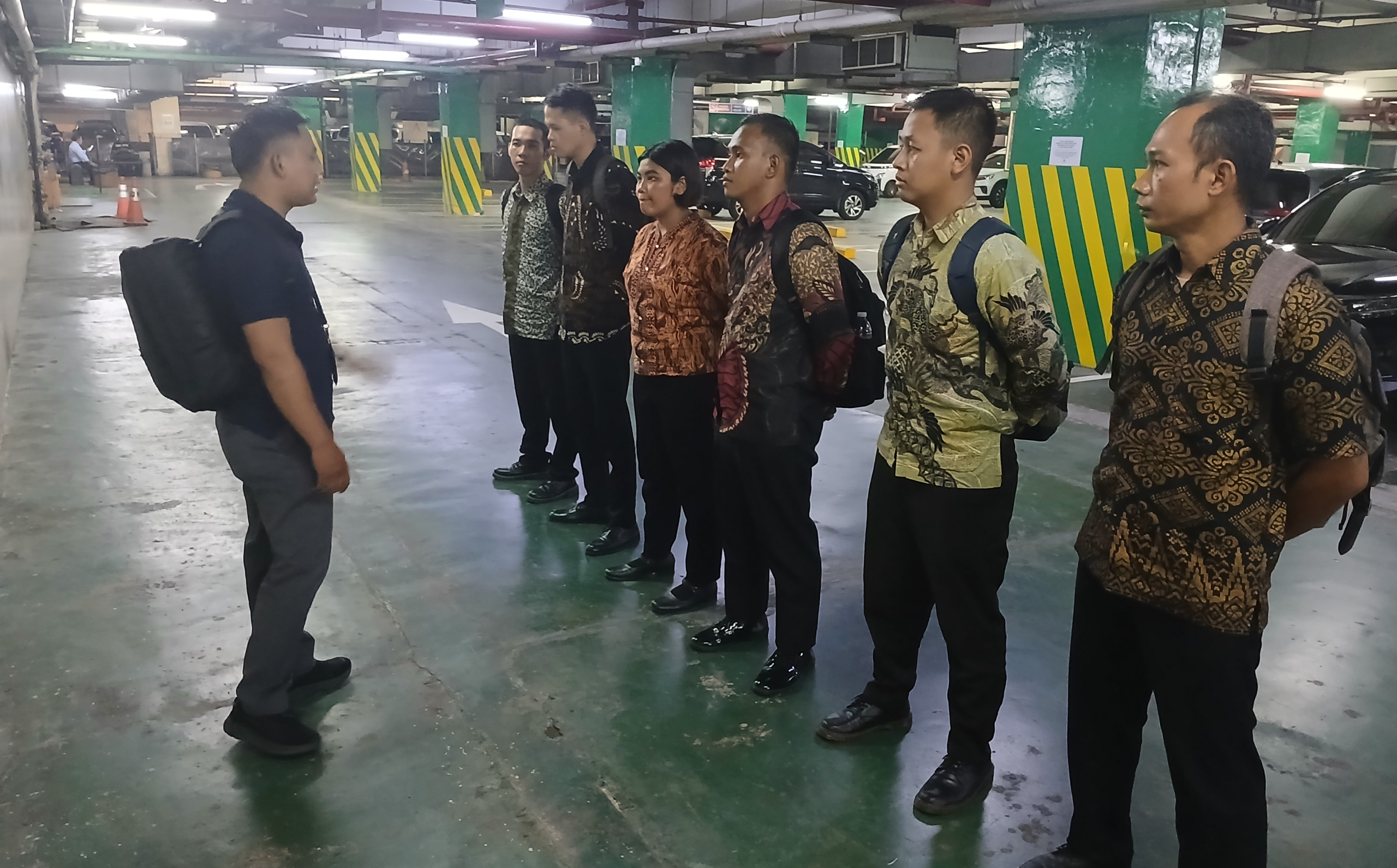 Tenaga Satpam Berbaris Di Mall